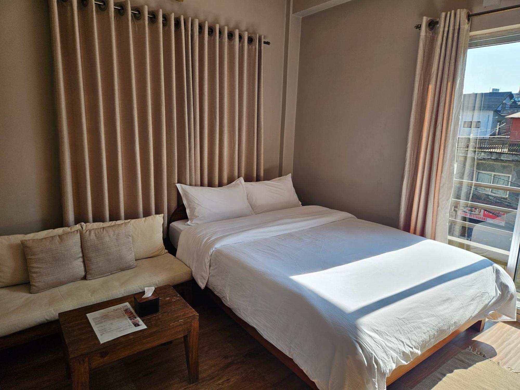 Hotel Blossom Покхара Экстерьер фото